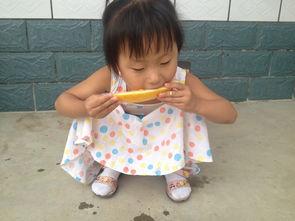 接小孩吃瓜,接小孩放学途中共享美味瓜果