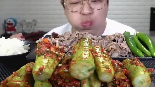 韩国小哥吃瓜珠子